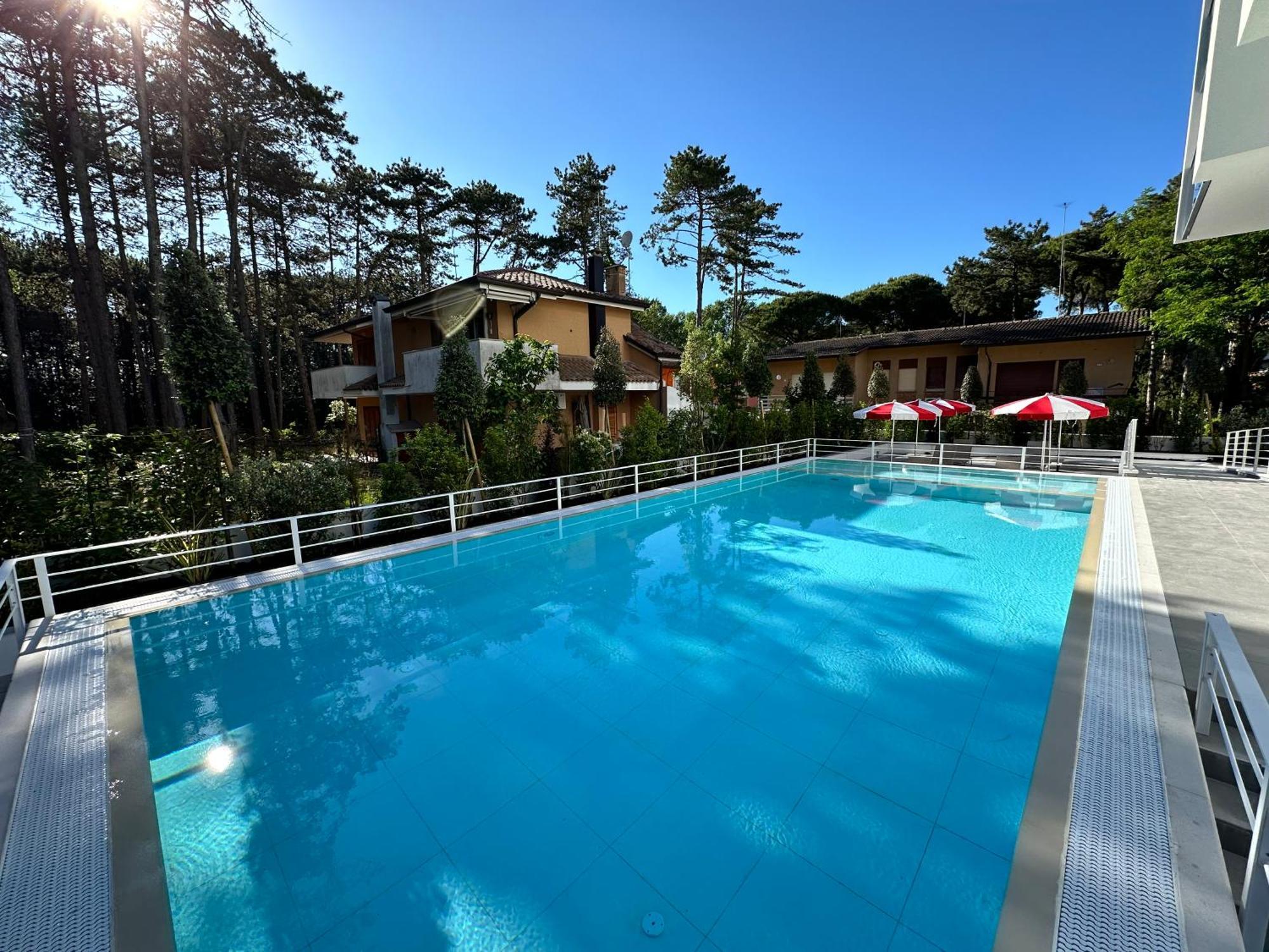 Nuovo Condominio Con Piscina E Garage 比比翁 外观 照片
